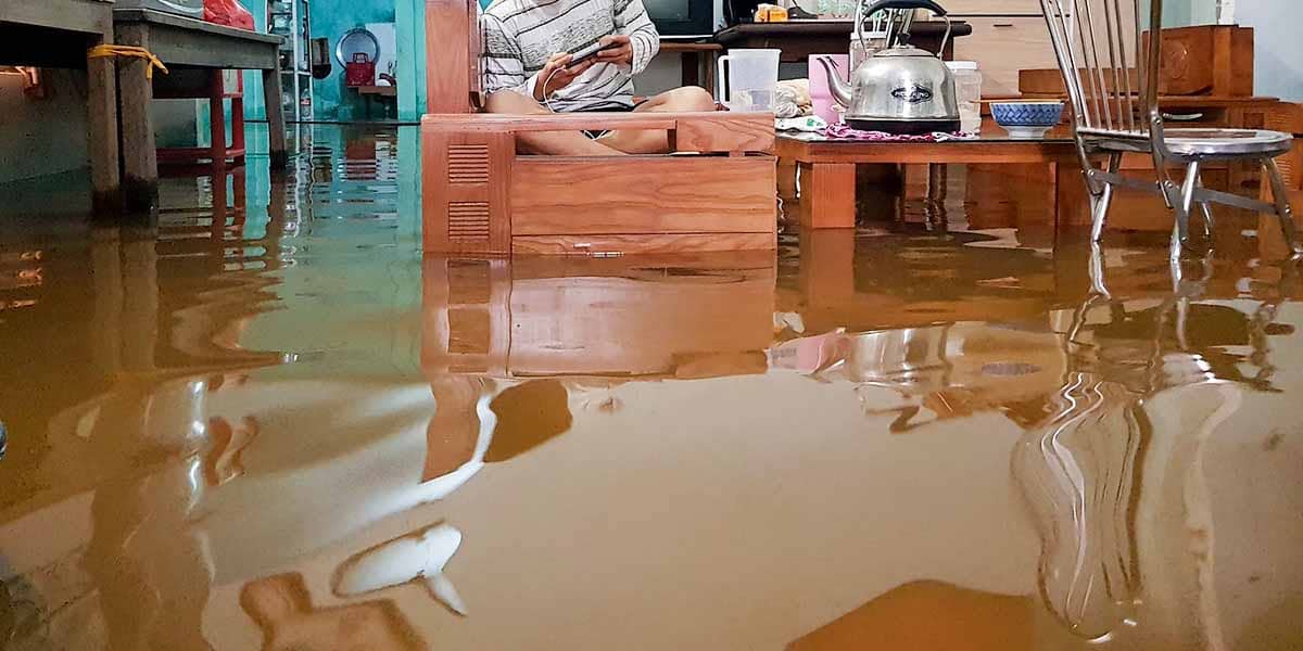 Nước ô nhiễm tràn vào nhà dân