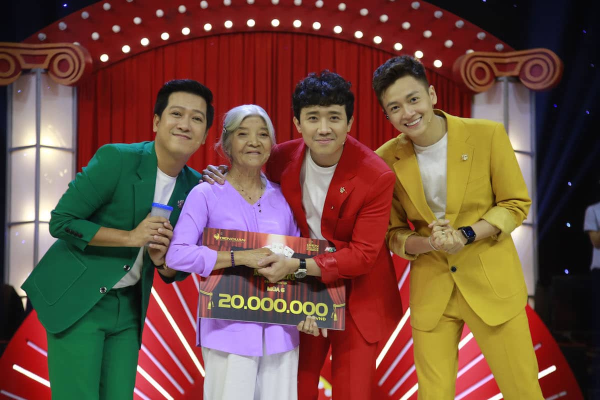 Vị khán giả may mắn đầu tiên - cô Đặng Thiên Thanh - thí sinh gameshow "Thách thức danh hài"
